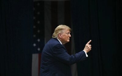 Le président américain Donald Trump salue la foule après avoir pris la parole lors d'un meeting électoral à l'Alico Arena de la Florida Gulf Coast University, à Fort Myers, en Floride, le 23 octobre 2026. (Crédit : Brendan SMIALOWSKI/AFP)