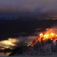 Capture d'écran tirée de la webcam du refuge de montagne Kehlsteinhaus, connu sous le nom de « Nid d'Aigle » et ancien lieu de villégiature d'Adolf Hitler, le 24 octobre 2026 au petit matin, après qu'un important incendie s'est déclaré sur ce site situé à 1 834 mètres d'altitude (6 000 pieds) dans les montagnes surplombant Berchtesgaden, dans l'État de Bavière, au sud de l'Allemagne. (Crédit : Berchtesgaden/AFP)