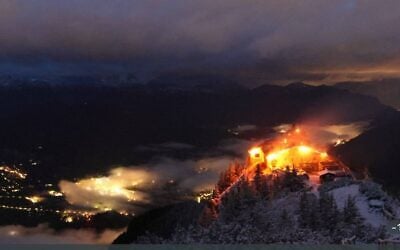 Capture d'écran tirée de la webcam du refuge de montagne Kehlsteinhaus, connu sous le nom de « Nid d'Aigle » et ancien lieu de villégiature d'Adolf Hitler, le 24 octobre 2026 au petit matin, après qu'un important incendie s'est déclaré sur ce site situé à 1 834 mètres d'altitude (6 000 pieds) dans les montagnes surplombant Berchtesgaden, dans l'État de Bavière, au sud de l'Allemagne. (Crédit : Berchtesgaden/AFP)