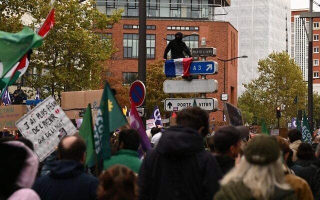Des manifestants français défilent à Paris le 24 octobre 2026, dans le cadre d'un appel à la mobilisation lancé à l'échelle nationale. (Crédit : Aris Messinis/AFP)