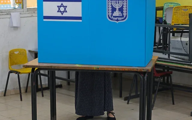 Une électrice dépose son bulletin de vote dans un bureau de vote de la ville bédouine de Rahat, dans le sud du pays, le 27 octobre 2026, lors des élections législatives israéliennes. (Crédit: HAZEM BADER/AFP) Une électrice dépose son bulletin de vote dans un bureau de vote de la ville bédouine de Rahat, dans le sud du pays, le 27 octobre 2026, lors des élections législatives israéliennes. (Crédit: HAZEM BADER/AFP)