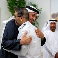 Cette photo fournie par la Cour présidentielle des Émirats arabes unis montre le président des Émirats arabes unis, le cheikh Mohamed bin Zayed Al-Nahyan, donnant l'accolade à Smit Machchhar, pilote de flydubai, lors d'une réception organisée en son honneur et en celui des autres membres d'équipage du vol 1073 à Abou Dhabi, le 27 octobre 2026. (Abdulla Al-Neyadi/Cour Présidentielle des Émirats arabes unis/AFP)