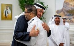 Cette photo fournie par la Cour présidentielle des Émirats arabes unis montre le président des Émirats arabes unis, le cheikh Mohamed bin Zayed Al-Nahyan, donnant l'accolade à Smit Machchhar, pilote de flydubai, lors d'une réception organisée en son honneur et en celui des autres membres d'équipage du vol 1073 à Abou Dhabi, le 27 octobre 2026. (Abdulla Al-Neyadi/Cour Présidentielle des Émirats arabes unis/AFP)