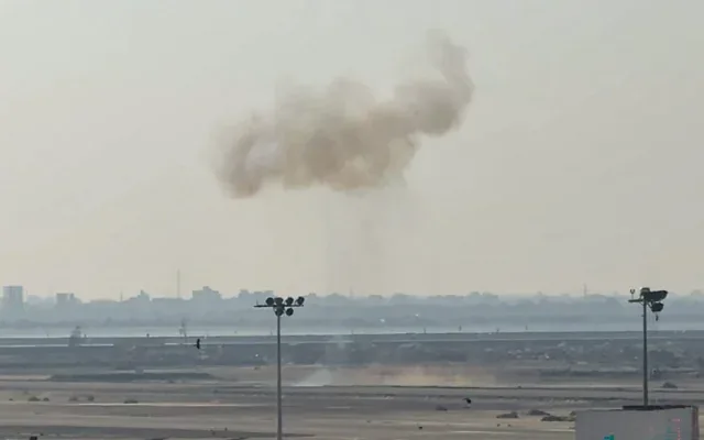 Cette image extraite d'une vidéo de l'AFPTV datée du 28 octobre 2026 montre de la fumée s'élevant après qu'un missile a visé pour la deuxième fois l'aéroport d'Aden, au Yémen, alors que les Houthis, soutenus par l'Iran, appelaient à l'évacuation de ce site situé dans le fief du gouvernement soutenu par l'Arabie saoudite. (Crédit: AFPTV/AFP)