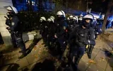 Des policiers se tiennent en alerte alors que des manifestants se rassemblent devant le siège de la Cour constitutionnelle polonaise à Varsovie, après que la police a bloqué l'accès au bâtiment le 30 octobre 2026. (Crédit: Wojtek RADWANSKI/AFP)