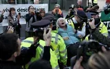Une militante pro-palestinienne et anti-israélienne est emmenée par des policiers après avoir été arrêtée lors d’une manifestation en soutien à "Palestine Action" – que le gouvernement britannique a classé comme groupe terroriste – devant l’ambassade des États-Unis à Londres, le 31 octobre 2026. (Crédit: Carlos Jasso/AFP)