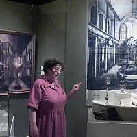 Illustration : Riki Greenspan, guide au musée McKissick de l'université de Caroline du Sud à Columbia, en Caroline du Sud, devant l'exposition retraçant 300 ans de vie juive dans le Sud de l'État, le 30 avril 2002. (Crédit : Lou Krasky/AP)