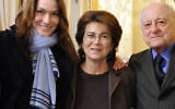 De gauche à droite : La Première Dame française Carla Bruni-Sarkozy, la présidente des Amis du Fonds mondial, Michèle Barzach et le président français de Sidaction Pierre Berger, le 1ᵉʳ décembre 2009 à l'hôtel Marigny à Paris, à l'issue d'une réunion organisée dans le cadre de la Journée mondiale de lutte contre le sida. (Crédit : Éric Feferberg, Pool/AP)