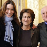 De gauche à droite : La Première Dame française Carla Bruni-Sarkozy, la présidente des Amis du Fonds mondial, Michèle Barzach et le président français de Sidaction Pierre Berger, le 1ᵉʳ décembre 2009 à l'hôtel Marigny à Paris, à l'issue d'une réunion organisée dans le cadre de la Journée mondiale de lutte contre le sida. (Crédit : Éric Feferberg, Pool/AP)