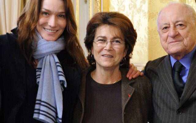 De gauche à droite : La Première Dame française Carla Bruni-Sarkozy, la présidente des Amis du Fonds mondial, Michèle Barzach et le président français de Sidaction Pierre Berger, le 1ᵉʳ décembre 2009 à l'hôtel Marigny à Paris, à l'issue d'une réunion organisée dans le cadre de la Journée mondiale de lutte contre le sida. (Crédit : Éric Feferberg, Pool/AP) De gauche à droite : La Première Dame française Carla Bruni-Sarkozy, la présidente des Amis du Fonds mondial, Michèle Barzach et le président français de Sidaction Pierre Berger, le 1ᵉʳ décembre 2009 à l'hôtel Marigny à Paris, à l'issue d'une réunion organisée dans le cadre de la Journée mondiale de lutte contre le sida. (Crédit : Éric Feferberg, Pool/AP)