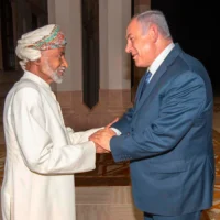 Sur cette photo d'archive datée du 26 octobre 2018, diffusée par l'Agence de presse d'Oman, le sultan Qaboos d'Oman, à gauche, reçoit le Premier ministre israélien Benjamin Netanyahu à Mascate, en Oman. (Crédit: Agence de presse d'Oman via AP)