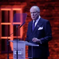 Ronald Lauder, président du Congrès juif mondial, prononce un discours lors d’une cérémonie au camp de concentration d’Auschwitz-Birkenau, à Oświęcim, en Pologne, le 27 janvier 2020. (Crédit : Markus Schreiber/AP)