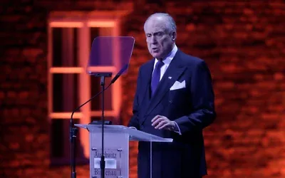 Ronald Lauder, président du Congrès juif mondial, prononce un discours lors d’une cérémonie au camp de concentration d’Auschwitz-Birkenau, à Oświęcim, en Pologne, le 27 janvier 2020. (Crédit : Markus Schreiber/AP)