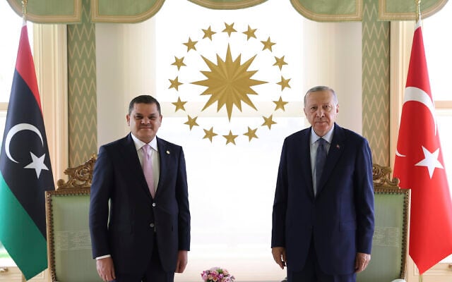 Photo d'illustration : Le président turc Recep Tayyip Erdogan, à gauche, et le Premier ministre Abdul Hamid Dbeibeh, du gouvernement libyen reconnu par la communauté internationale, posent pour les photographes avant leur rencontre à Istanbul, samedi 7 août 2021. (Crédit: Présidence turque via AP, Pool) Photo d'illustration : Le président turc Recep Tayyip Erdogan, à gauche, et le Premier ministre Abdul Hamid Dbeibeh, du gouvernement libyen reconnu par la communauté internationale, posent pour les photographes avant leur rencontre à Istanbul, samedi 7 août 2021. (Crédit: Présidence turque via AP, Pool)