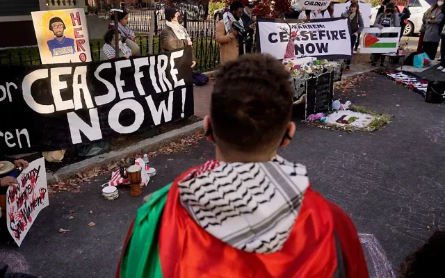 Photo d’illustration : un manifestant de Somerville, dans le Massachusetts (au premier plan), se joint à d’autres manifestants pro-palestiniens et anti-israéliens qui brandissent des pancartes devant le domicile de la sénatrice américaine Elizabeth Warren, lors d’une manifestation organisée le 19 novembre 2023 à Cambridge, dans le Massachusetts, pour réclamer un cessez-le-feu dans la guerre entre Israël et le Hamas à Gaza. (Crédit: AP/Steven Senne) Photo d’illustration : un manifestant de Somerville, dans le Massachusetts (au premier plan), se joint à d’autres manifestants pro-palestiniens et anti-israéliens qui brandissent des pancartes devant le domicile de la sénatrice américaine Elizabeth Warren, lors d’une manifestation organisée le 19 novembre 2023 à Cambridge, dans le Massachusetts, pour réclamer un cessez-le-feu dans la guerre entre Israël et le Hamas à Gaza. (Crédit: AP/Steven Senne)