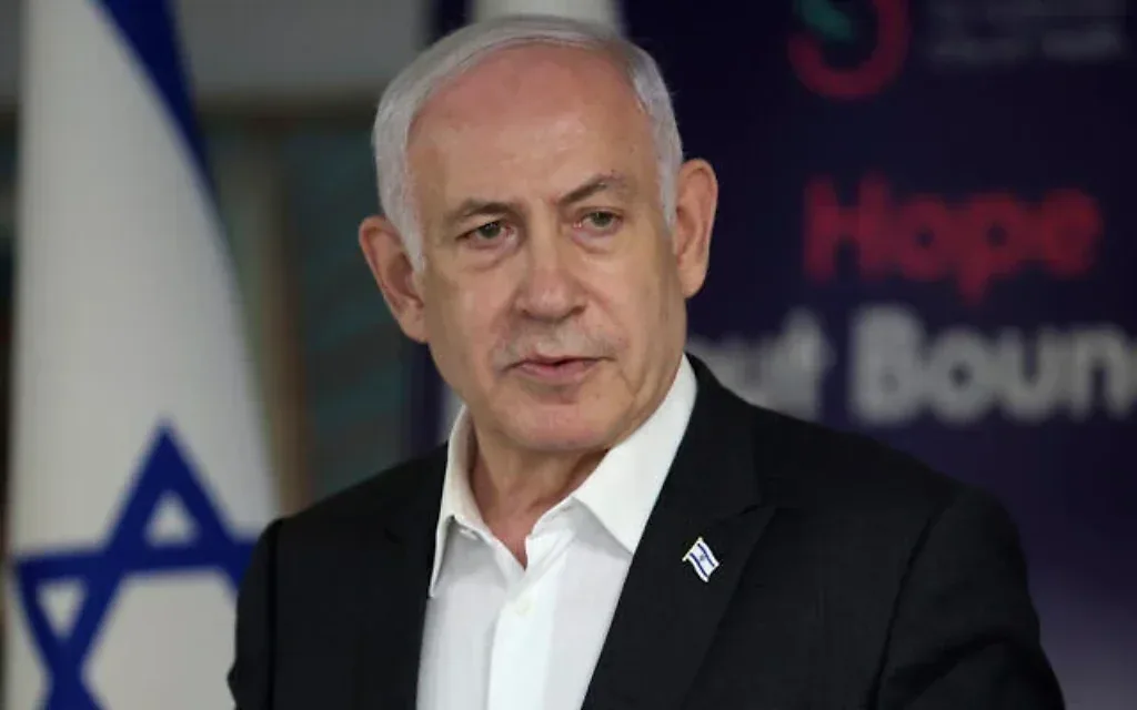 Le Premier ministre Benjamin Netanyahu s'exprimant lors d'une conférence de presse, à l'hôpital Sheba Tel HaShomer, à Ramat Gan, le 8 juin 2024. (Crédit : Jack Guez/Pool Photo via AP)