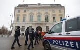 Des policiers passent devant la Chancellerie à Vienne, en Autriche, le 7 janvier 2025. (AP Photo/Heinz-Peter Bader)