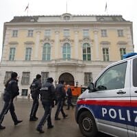 Des policiers passent devant la Chancellerie à Vienne, en Autriche, le 7 janvier 2025. (AP Photo/Heinz-Peter Bader)