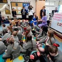 La Secrétaire britannique à l'Éducation, Bridget Phillipson, parle à des élèves de l'école All Saints d'Anfield, à Liverpool, le 16 janvier 2025. (Peter Byrne, Photo Pool via AP)