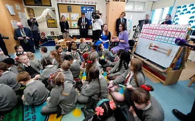 La Secrétaire britannique à l'Éducation, Bridget Phillipson, parle à des élèves de l'école All Saints d'Anfield, à Liverpool, le 16 janvier 2025. (Peter Byrne, Photo Pool via AP)