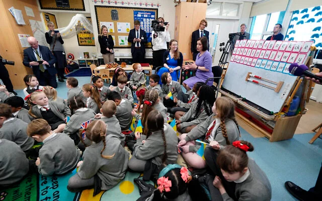 La Secrétaire britannique à l'Éducation, Bridget Phillipson, parle à des élèves de l'école All Saints d'Anfield, à Liverpool, le 16 janvier 2025. (Peter Byrne, Photo Pool via AP) La Secrétaire britannique à l'Éducation, Bridget Phillipson, parle à des élèves de l'école All Saints d'Anfield, à Liverpool, le 16 janvier 2025. (Peter Byrne, Photo Pool via AP)
