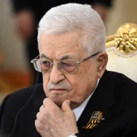 Le dirigeant de l’Autorité palestinienne Mahmoud Abbas écoutant le président russe Vladimir Poutine lors de leurs entretiens au Grand Palais du Kremlin à Moscou, en Russie, le 10 mai 2025. (Crédit: Sergei Bobylev/Agence photo RIA Novosti via AP)