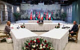 Sur cette photo fournie par la présidence turque, le président turc Recep Tayyip Erdogan (au centre), la Première ministre italienne Giorgia Meloni (à gauche) et le Premier ministre libyen Abdul-Hamid Dbeibah posent pour des photos avant leur rencontre à Istanbul, en Turquie, le vendredi 1er août 2025. (Crédit : Présidence turque via AP)