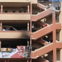 Des personnes montant les escaliers menant au site d’une frappe israélienne sur l’hôpital Nasser, quelques minutes avant qu’une deuxième salve de frappes ne frappe le même endroit, à Khan Younès, dans le sud de la bande de Gaza, le 25 août 2025. (Crédit : Mariam Dagga/AP)