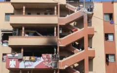 Des personnes montant les escaliers menant au site d’une frappe israélienne sur l’hôpital Nasser, quelques minutes avant qu’une deuxième salve de frappes ne frappe le même endroit, à Khan Younès, dans le sud de la bande de Gaza, le 25 août 2025. (Crédit : Mariam Dagga/AP)