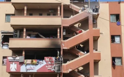 Des personnes montant les escaliers menant au site d’une frappe israélienne sur l’hôpital Nasser, quelques minutes avant qu’une deuxième salve de frappes ne frappe le même endroit, à Khan Younès, dans le sud de la bande de Gaza, le 25 août 2025. (Crédit : Mariam Dagga/AP) Des personnes montant les escaliers menant au site d’une frappe israélienne sur l’hôpital Nasser, quelques minutes avant qu’une deuxième salve de frappes ne frappe le même endroit, à Khan Younès, dans le sud de la bande de Gaza, le 25 août 2025. (Crédit : Mariam Dagga/AP)