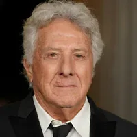 Dustin Hoffman arrive au gala LACMA Art + Film, au Los Angeles County Museum of Art, à Los Angeles, le 1ᵉʳ novembre 2025. (Crédit : Jordan Strauss/Invision/AP)