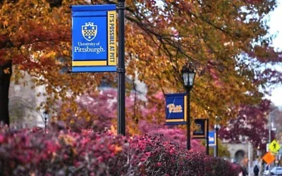 Feuillage d'automne encadrant des bannières sur le campus de l'université de Pittsburgh, le 10 novembre 2025. (AP Photo/Gene J. Puskar) Feuillage d'automne encadrant des bannières sur le campus de l'université de Pittsburgh, le 10 novembre 2025. (AP Photo/Gene J. Puskar)
