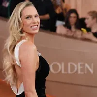 Erin Foster arrivant à la 83ᵉ cérémonie des Golden Globes, au Beverly Hilton de Beverly Hills, en Californie, le 11 janvier 2026. (Crédit : Jordan Strauss/Invision/AP)