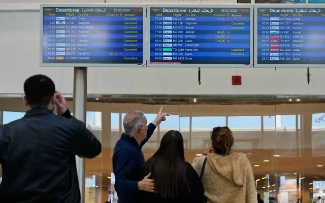Des voyageurs vérifient les heures de départ alors que de nombreux vols sont annulés à l'aéroport international Rafik Hariri de Beyrouth, au Liban, le 28 février 2026, plusieurs compagnies aériennes ayant annulé leurs vols en raison du conflit opposant les États-Unis, Israël et l'Iran. (Crédit: AP/Hassan Ammar) Des voyageurs vérifient les heures de départ alors que de nombreux vols sont annulés à l'aéroport international Rafik Hariri de Beyrouth, au Liban, le 28 février 2026, plusieurs compagnies aériennes ayant annulé leurs vols en raison du conflit opposant les États-Unis, Israël et l'Iran. (Crédit: AP/Hassan Ammar)