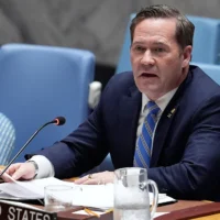 L’ambassadeur des États-Unis auprès de l’ONU, Mike Waltz, s’exprime lors d’une réunion du Conseil de sécurité au siège des Nations unies, le 11 mars 2026. (Crédit: Seth Wenig/AP)