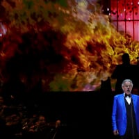 Le chanteur italien Andrea Bocelli se produit lors d'un concert sur la place du Zócalo à Mexico, le samedi 18 avril 2026. (Crédit : AP Photo/Fernando Llano)