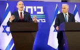 Naftali Bennett (à gauche) et Yaïr Lapid tenant une conférence de presse commune pour annoncer qu'ils se présenteront ensemble aux prochaines élections, à Herzliya, le 26 avril 2026. (Crédit : Ariel Schalit/AP Photo)