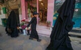 Photo d'illustration : Des femmes vêtues de noir et un garçon passent devant un fleuriste à Idlib, dans le nord-ouest de la Syrie, samedi 2 mai 2026. (Crédit: AP/Omar Sanadiki)