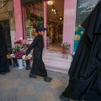 Photo d'illustration : Des femmes vêtues de noir et un garçon passent devant un fleuriste à Idlib, dans le nord-ouest de la Syrie, samedi 2 mai 2026. (Crédit: AP/Omar Sanadiki)