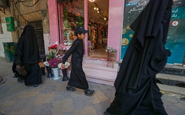 Photo d'illustration : Des femmes vêtues de noir et un garçon passent devant un fleuriste à Idlib, dans le nord-ouest de la Syrie, samedi 2 mai 2026. (Crédit: AP/Omar Sanadiki) Photo d'illustration : Des femmes vêtues de noir et un garçon passent devant un fleuriste à Idlib, dans le nord-ouest de la Syrie, samedi 2 mai 2026. (Crédit: AP/Omar Sanadiki)