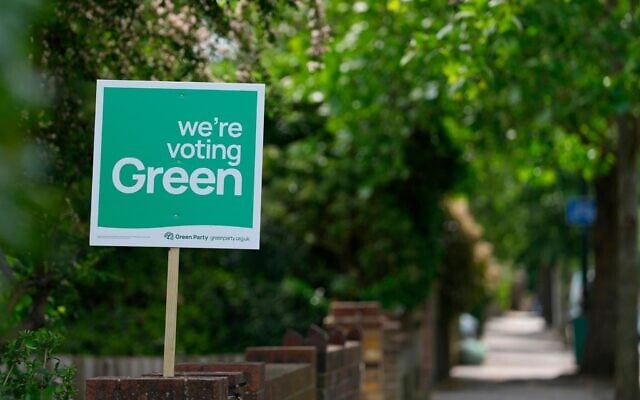Une affiche du Green Party apposée par un habitant devant sa maison pour manifester son soutien à l'approche des élections municipales à Londres, le 6 mai 2026. (Crédit : AP Photo/Alastair Grant)