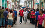 Photo d'illustration : Des personnes font la queue devant une agence bancaire à Regla, à Cuba, le vendredi 8 mai 2026. (Crédit: AP/Ramon Espinosa)