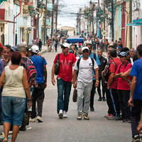 Photo d'illustration : Des personnes font la queue devant une agence bancaire à Regla, à Cuba, le vendredi 8 mai 2026. (Crédit: AP/Ramon Espinosa)
