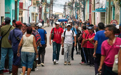 Photo d'illustration : Des personnes font la queue devant une agence bancaire à Regla, à Cuba, le vendredi 8 mai 2026. (Crédit: AP/Ramon Espinosa)