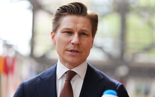 Le ministre finlandais de la Défense, Antti Hakkanen, s'adressant aux médias à son arrivée à une réunion des ministres de la Défense de l'UE au siège du Conseil européen, à Bruxelles, le 12 mai 2026. (Crédit : Virginia Mayo/AP)