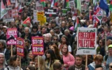 Des manifestants défilant lors d'une manifestation en faveur de la Palestine, à Londres, le 16 mai 2026. (Crédit : Thomas Krych/AP)