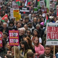 Des manifestants défilant lors d'une manifestation en faveur de la Palestine, à Londres, le 16 mai 2026. (Crédit : Thomas Krych/AP)