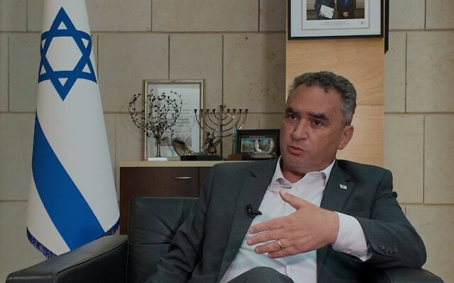 L’ambassadeur d’Israël en France, Joshua Zarka, lors d’un entretien avec l’agence Associated Press, à Paris, le 8 juin 2026. (Crédit : Nicolas Garriga/AP)