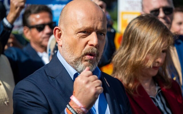 Steve Hilton, candidat au poste de gouverneur de Californie, s'exprimant lors d'un meeting électoral à Norwalk, en Californie,  le 9 juin 2026. (Crédit : Benjamin Hanson/AP Photo)