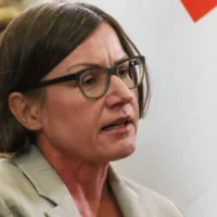 La présidente du Comité international de la Croix-Rouge (CICR), Mirjana Spoljaric Egger, s'entretenant avec le ministre russe des Affaires étrangères, Sergueï Lavrov, à l'hôtel particulier de Zinaïda Morozova, à Moscou, le 1ᵉʳ juillet 2026. (Crédit : Shamil Zhumatov/Pool Photo via AP)
